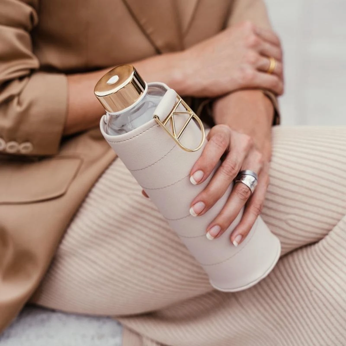 Equa Glazen Waterfles 750 Ml Mismatch Met Hoes - Beige 4 Equa Glazen Waterfles 750 Ml Mismatch Met Hoes - Beige - Afbeelding 2