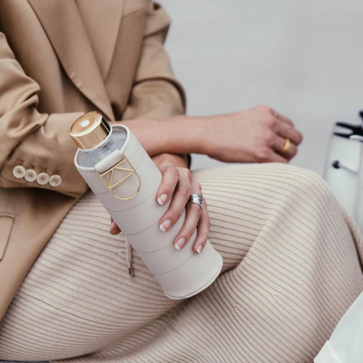 Equa Glazen Waterfles 750 Ml Mismatch Met Hoes - Beige 8 Equa Glazen Waterfles 750 Ml Mismatch Met Hoes - Beige - Afbeelding 6