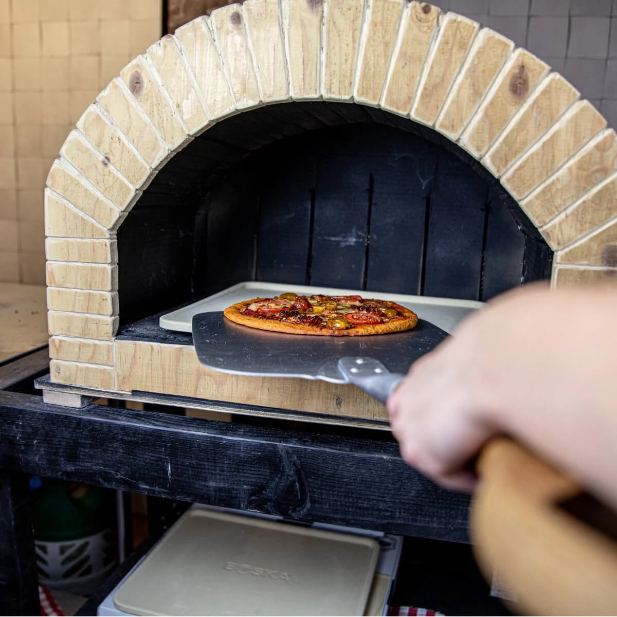 Boska Pizzasteen Deluxe Rechthoek - Voor De Oven - Knapperige Pizza's - 40x32 Cm - BBQ Accessoires 14 Boska Pizzasteen Deluxe Rechthoek - Voor De Oven - Knapperige Pizza's - 40x32 Cm - BBQ Accessoires - Afbeelding 12