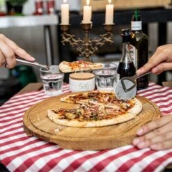 Boska Pizzaplank Friends L - BBQ Accessoires - Eikenhout - Handige Opvanggeul - Ø 34 Cm -Merkloos Winkel 1200x1200 586