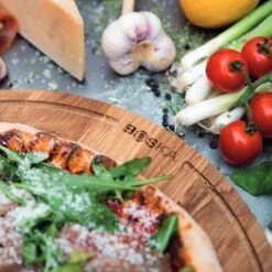 Boska Pizzaplank Friends L - BBQ Accessoires - Eikenhout - Handige Opvanggeul - Ø 34 Cm -Merkloos Winkel 1200x1200 587