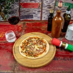 Boska Pizzaplank Friends L - BBQ Accessoires - Eikenhout - Handige Opvanggeul - Ø 34 Cm -Merkloos Winkel 1200x1200 591