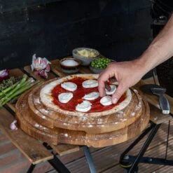 Boska Pizzaplank Friends L - BBQ Accessoires - Eikenhout - Handige Opvanggeul - Ø 34 Cm -Merkloos Winkel 1200x1200 595