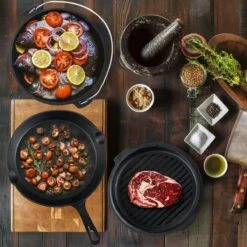 Dutch Mountains Gietijzeren Pannenset 7-delig - Dutch Oven – Braadpan - Grillpan - Hapjespan - Kookset In Houten Transportkist - Deksellifter - Brander -Merkloos Winkel 1200x1200 675