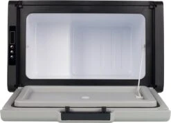 Campart Koelbox XXL CB-8695 – Koelen En Vriezen – LED Display Met Digitale Temperatuurweergave - Coolbox 230V En 12V - 35 Liter - Zwart 11 Campart Koelbox XXL CB-8695 – Koelen En Vriezen – LED Display Met Digitale Temperatuurweergave - Coolbox 230V En 12V - 35 Liter - Zwart -Merkloos Winkel 1200x866 4