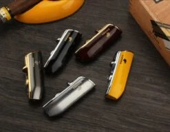 Cohiba® Sigarenaansteker - Sigarenboor - Sigaren - Sigaar - Cohiba Aansteker - Sigarenboor - Sigaren Accessoires - Sigarenknipper - Sigaar Aansteker - Cohiba - Incl. Luxe Geschenkdoos - Zwart -Merkloos Winkel 1200x934