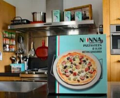 Nonna Pizzasteen Ø30,5 Met RVS Serveerrek - Stenen Pizzaplaat / Ovenplaat (11mm Dik) Voor Oven En Barbecue (BBQ) - Maximaal 600 Graden Celcius -Merkloos Winkel 1200x985 2