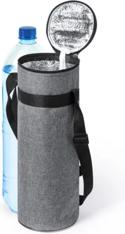 Merkloos Flessenkoeler - Koeltas Fles - Champagnekoeler - Wijnkoeler - Isolatie - Volwassenen - Dames - Heren - 11 X 35 Cm - 1,5 Liter - Gerecyclede PET Flessen - Polyester - Aluminium - Grijs 5 Merkloos Flessenkoeler - Koeltas Fles - Champagnekoeler - Wijnkoeler - Isolatie - Volwassenen - Dames - Heren - 11 X 35 Cm - 1,5 Liter - Gerecyclede PET Flessen - Polyester - Aluminium - Grijs -Merkloos Winkel 642x1200 1