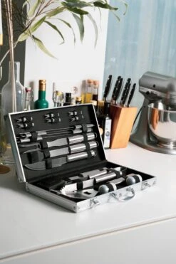 Sens Design BBQ Accesoires - 18 Delig - BBQ Gereedschapset Koffer 19 Sens Design BBQ Accesoires - 18 Delig - BBQ Gereedschapset Koffer -Merkloos Winkel 800x1200 10
