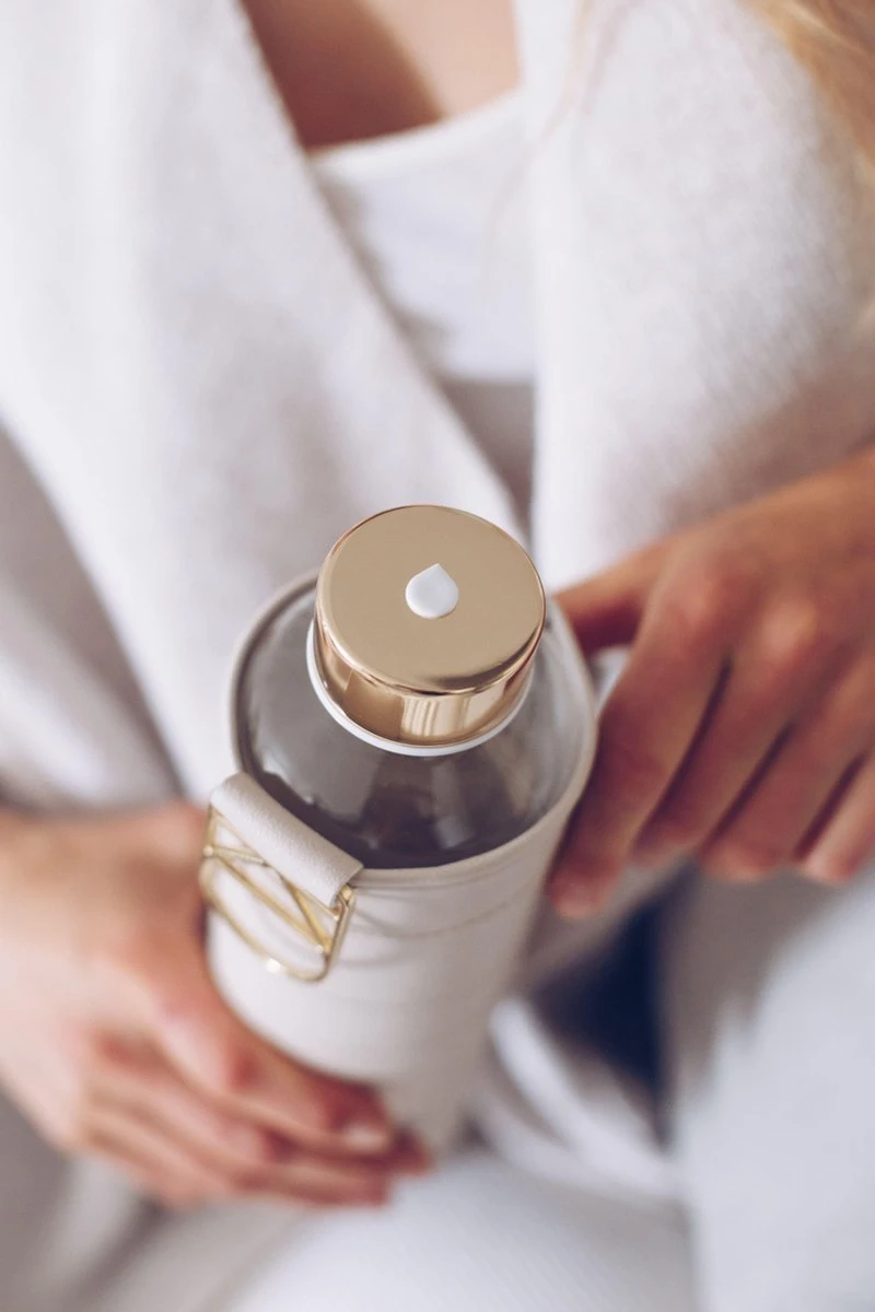 Equa Glazen Waterfles 750 Ml Mismatch Met Hoes - Beige 7 Equa Glazen Waterfles 750 Ml Mismatch Met Hoes - Beige - Afbeelding 5